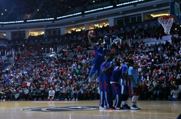 Turquie : Tyler Honeycutt dunke au-dessus de cinq joueurs !