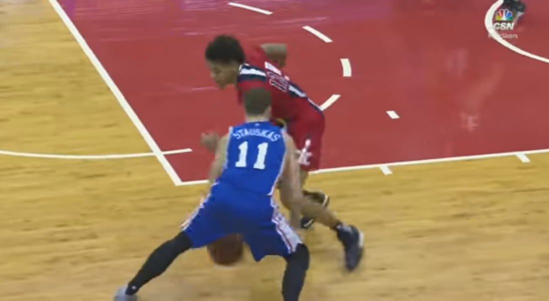 Nik Stauskas casse les reins de Kelly Oubre
