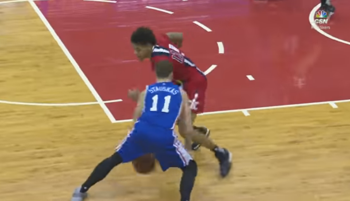Nik Stauskas casse les reins de Kelly Oubre