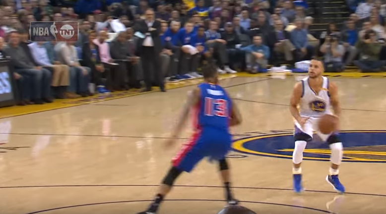 Peu de joueurs maîtrisent le crossover suivi d’un step back comme Curry