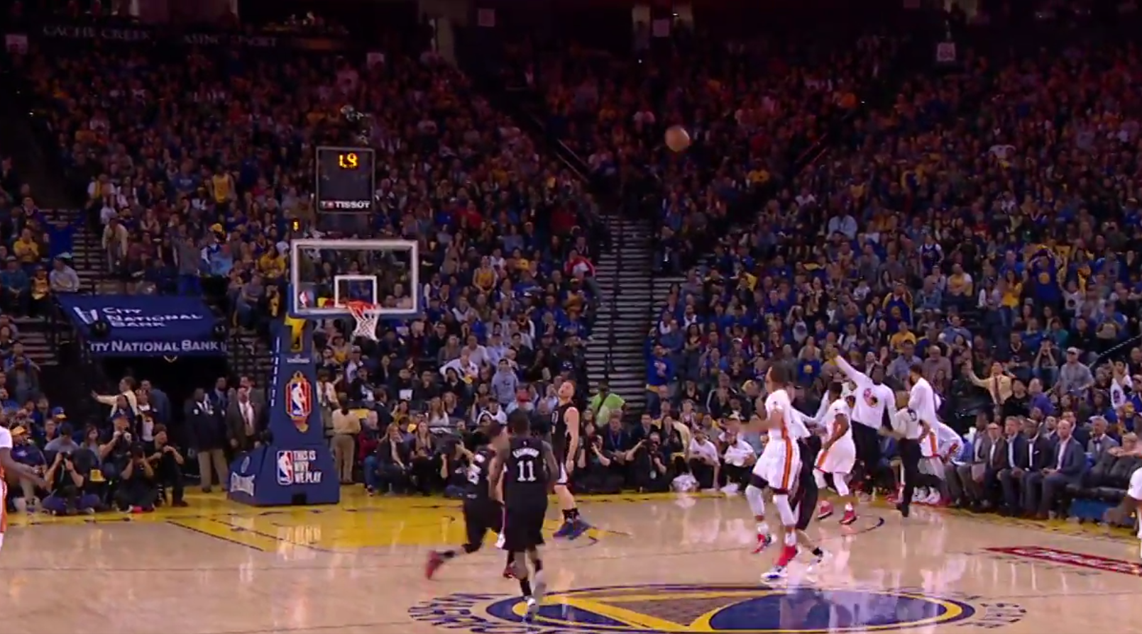 Stephen Curry rentre un buzzer beater du milieu de terrain !