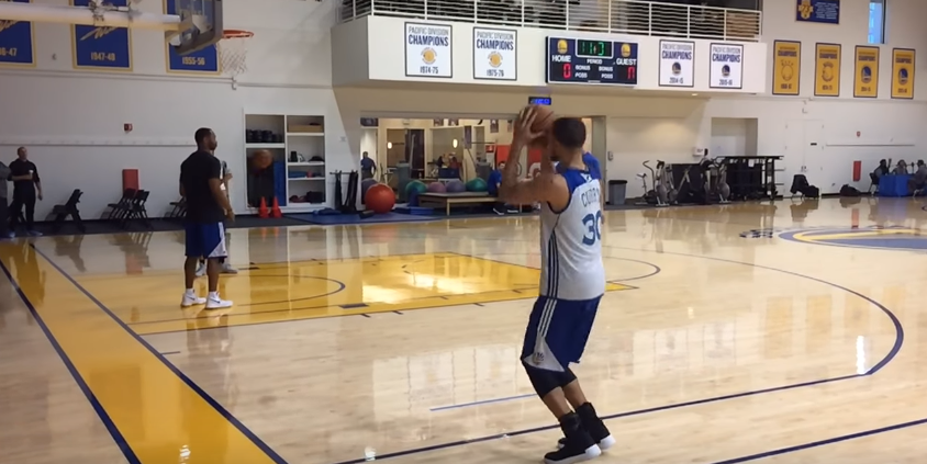 Stephen Curry fait un 47/50 à trois-points après l’entraînement
