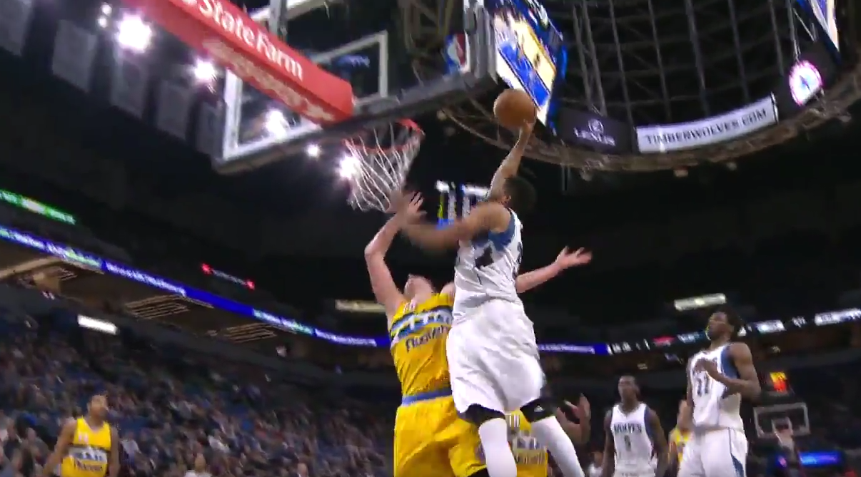 Karl-Anthony Towns dunke sur Nikola Jokic et le toise