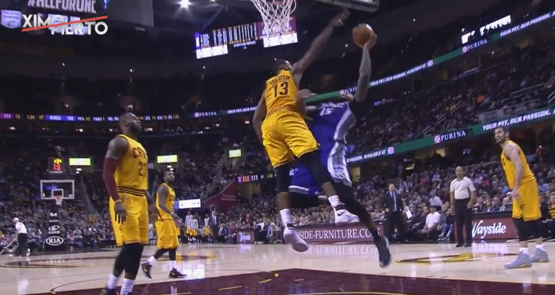 Tristan Thompson aplatit la tentative de tir de DeMarcus Cousins