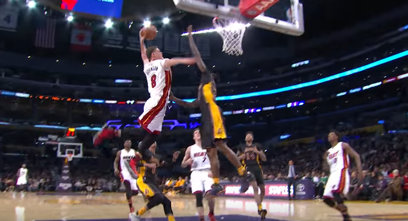 Tyler Johnson lâche un très gros poster sur Lou Williams