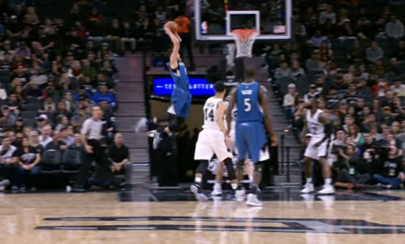 Zach LaVine plane au dessus de la raquette des Spurs