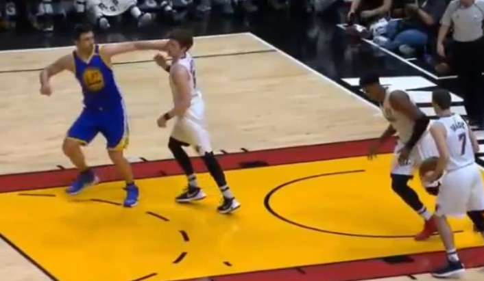 Moche : Zaza Pachulia envoie une beigne à Luke Babbitt