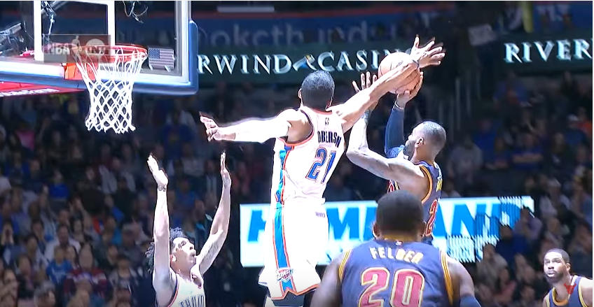 Andre Roberson bazarde la tentative de tir de LeBron en tribune