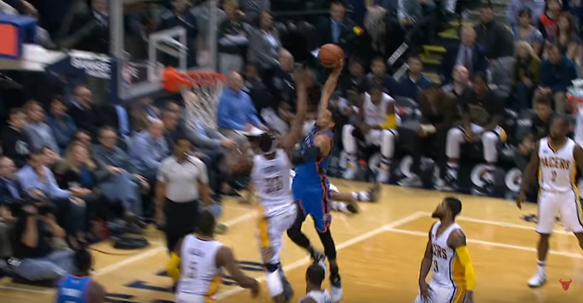 Andre Roberson met un énorme dunk sur Myles Turner