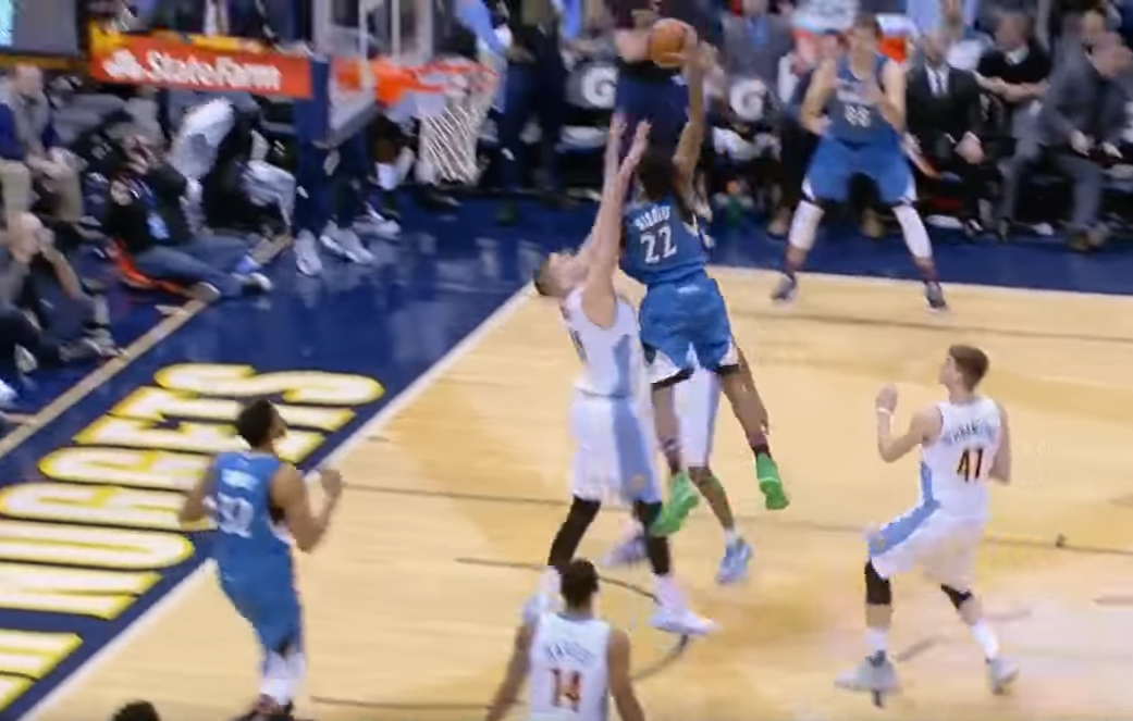 Andrew Wiggins met Nikola Jokic sur un poster !