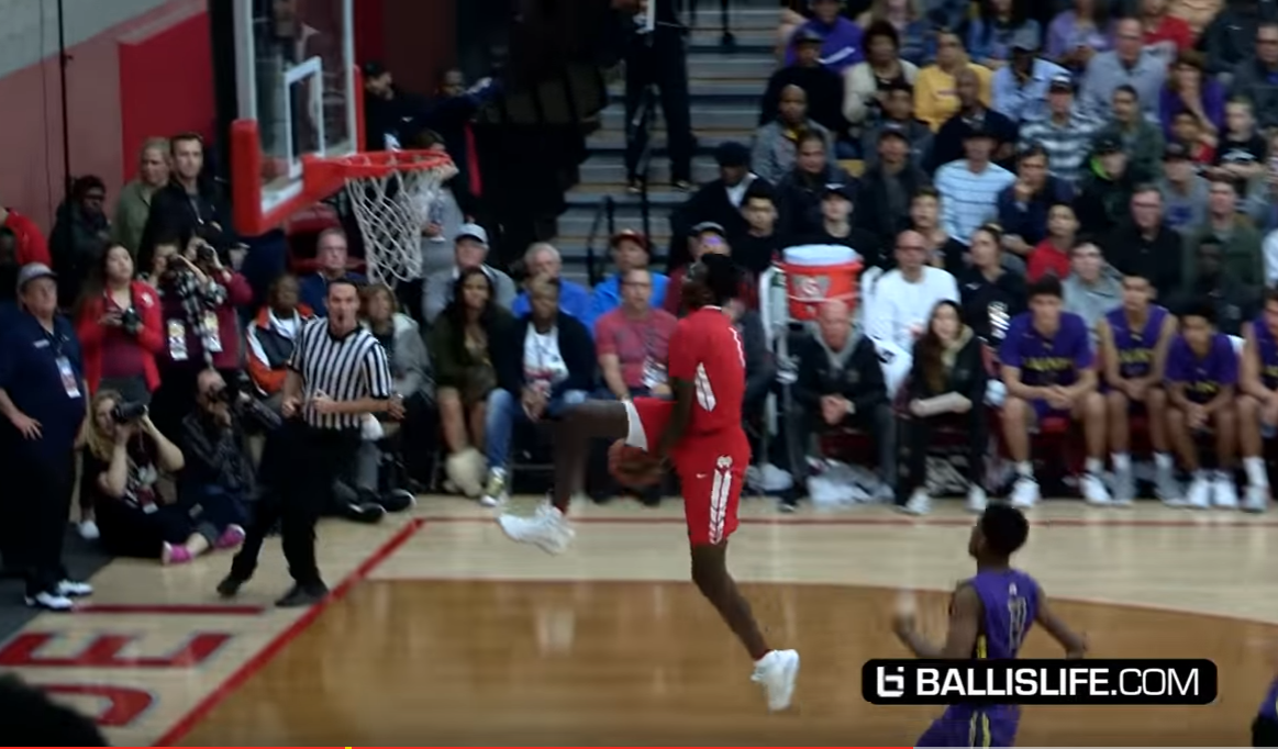 Bol Bol claque un Eastbay dunk dans un match de lycée