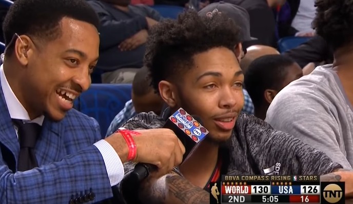 Brandon Ingram adresse un tacle à D’Angelo Russell pendant le Rising Stars Challenge