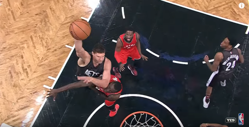 Brook Lopez a grimpé sur Pascal Siakam