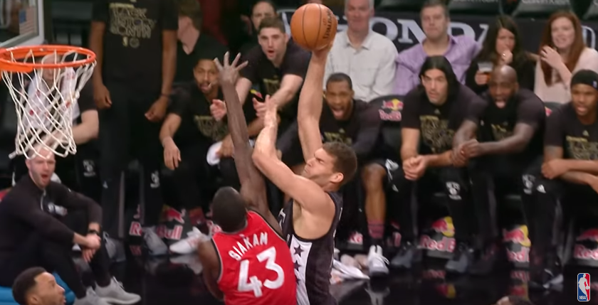 Top 5 : Brook Lopez met un poster de mammouth sur Pascal Siakam