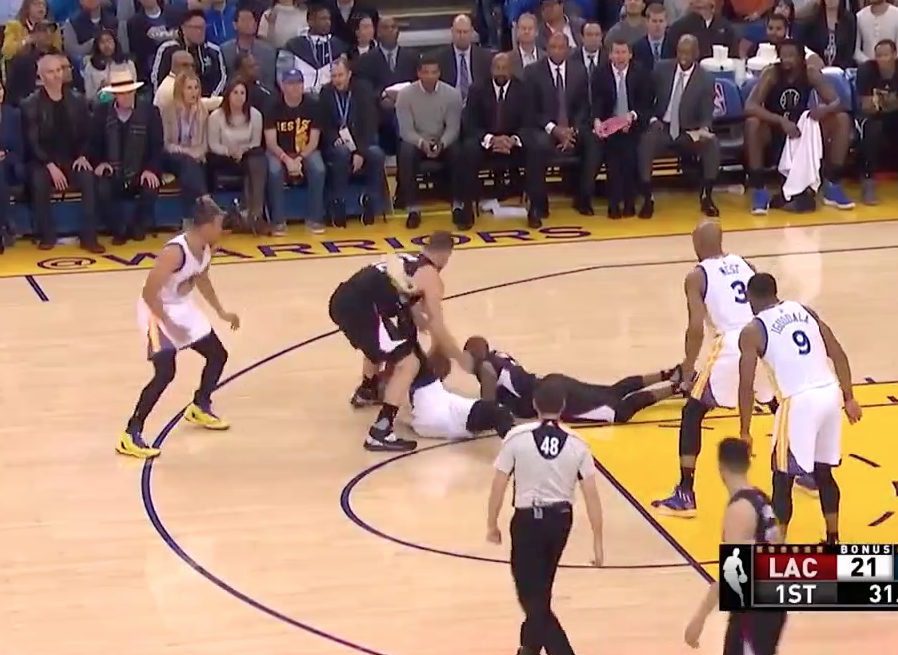 Encore un coup de pied de Draymond Green…