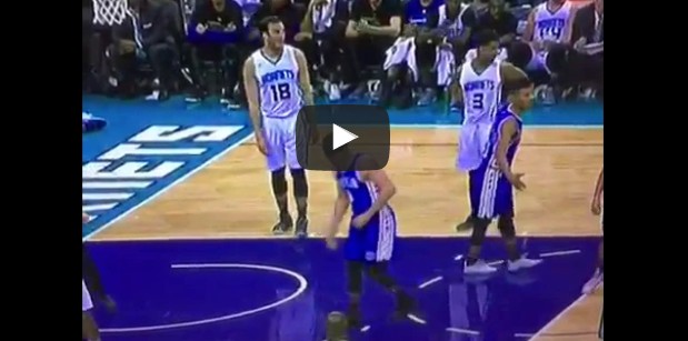 Dario Saric se fait détruire la main… sur un « high five » !
