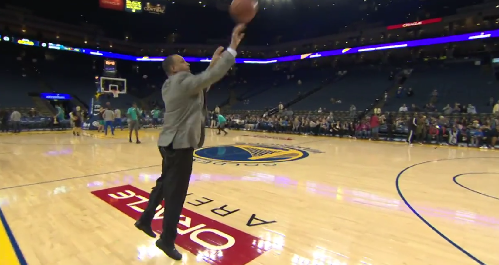 Défié par son fils, Dell Curry plante un 3 pts en costard