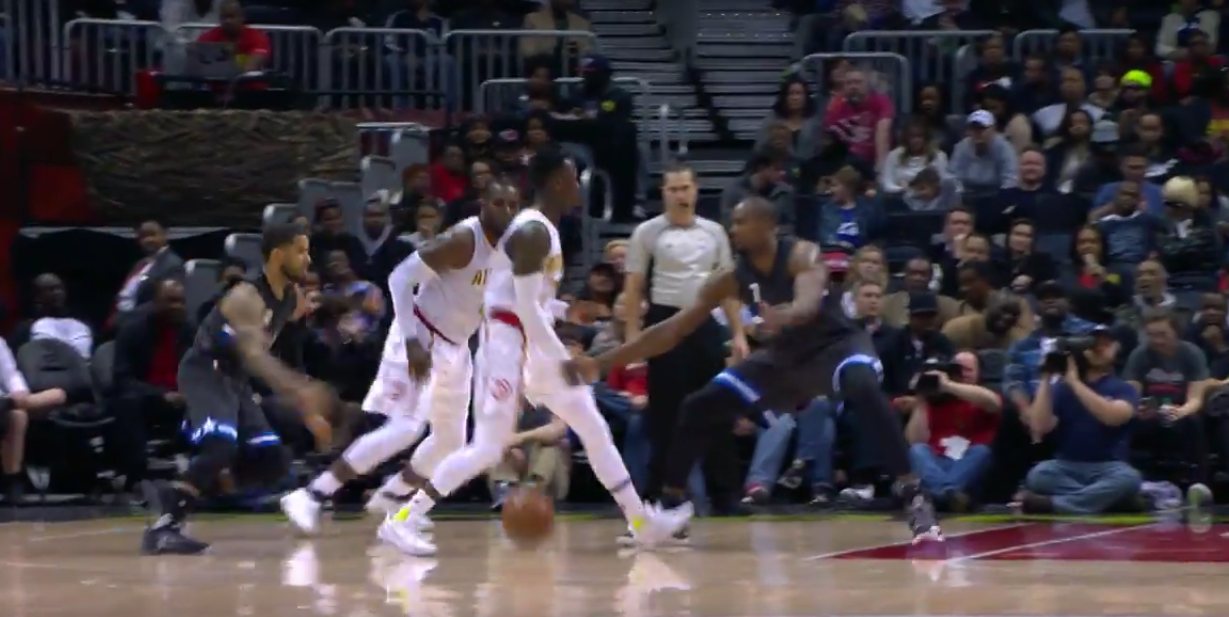 D’une passe entre les jambes, Dennis Schröder sert Paul Millsap