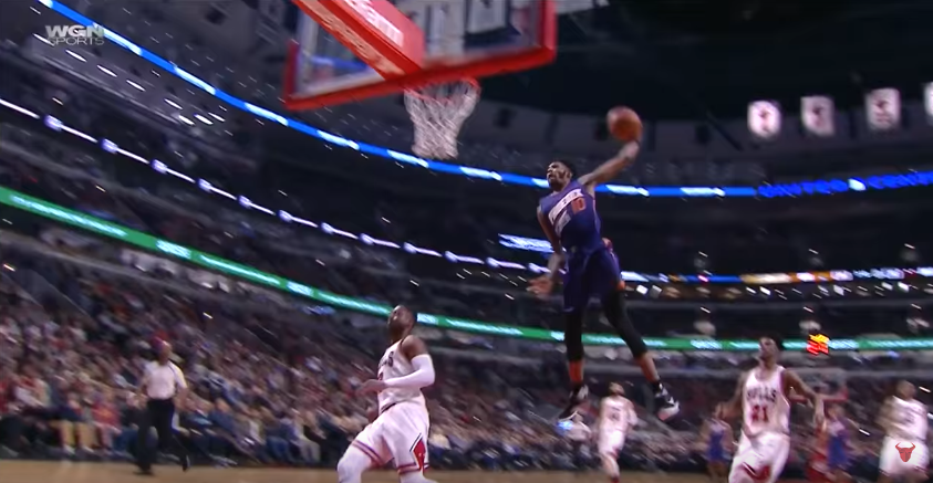 Derrick Jones Jr s’envole et plane jusqu’au cercle !