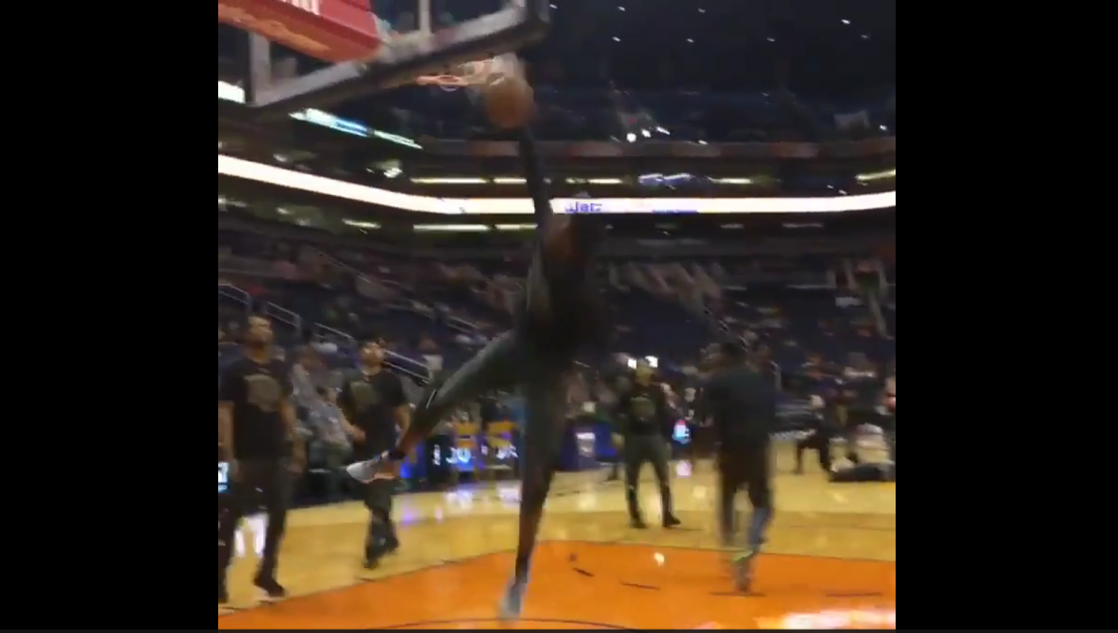 Derrick Jones est déjà chaud pour le Dunk Contest