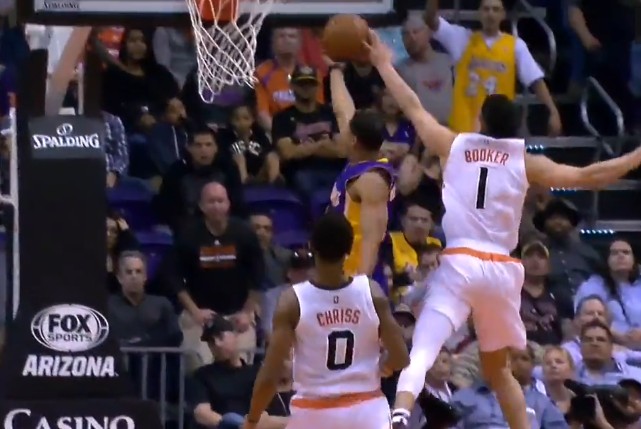 Devin Booker s’arrache pour contrer Jordan Clarkson sur la planche
