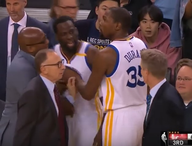 Ça a chauffé entre Draymond Green et Steve Kerr
