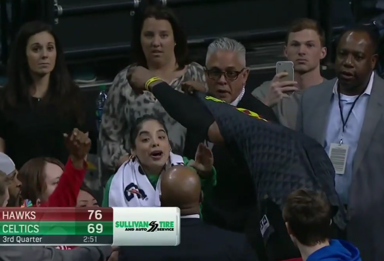 Expulsé, Dwight Howard fait croire à une fan qu’il va lui filer son maillot