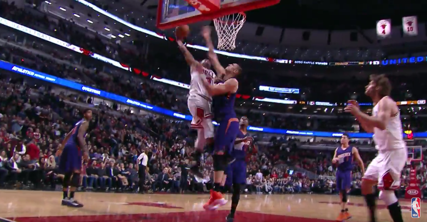 Dwyane Wade postérise Alex Len comme si on était encore en 2007