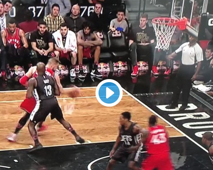 WTF ? Jonas Valanciunas tente un shoot… à genoux !