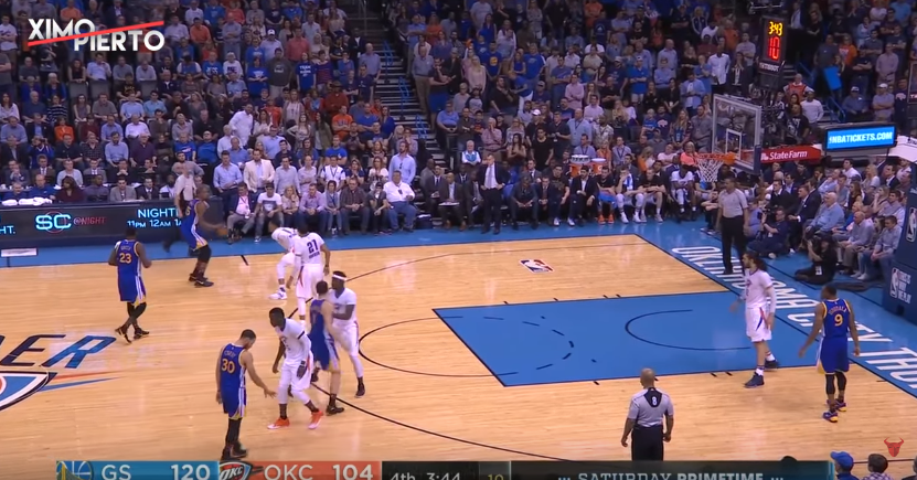 Kevin Durant plante un trois-points lointain sur la tronche de Westbrook