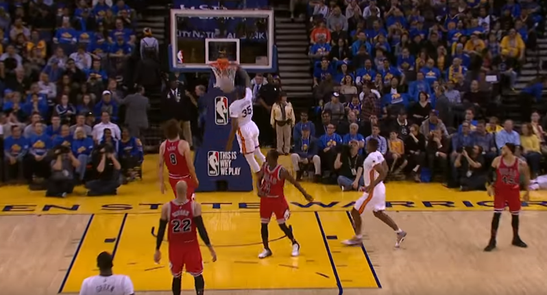 Kevin Durant électrise les fans des Warriors avec un dunk
