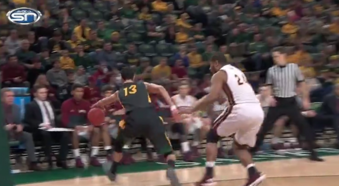 Il marque contre son camp en voulant éviter la sortie du ballon !