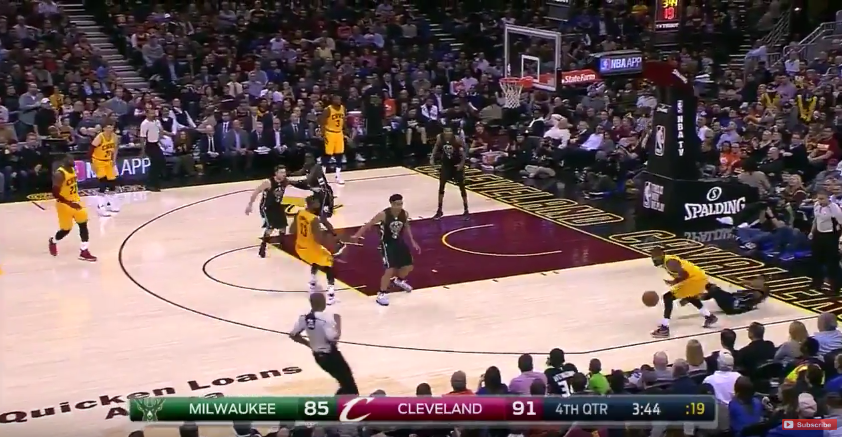 Kyrie Irving terrorise les chevilles de John Henson sur un crossover