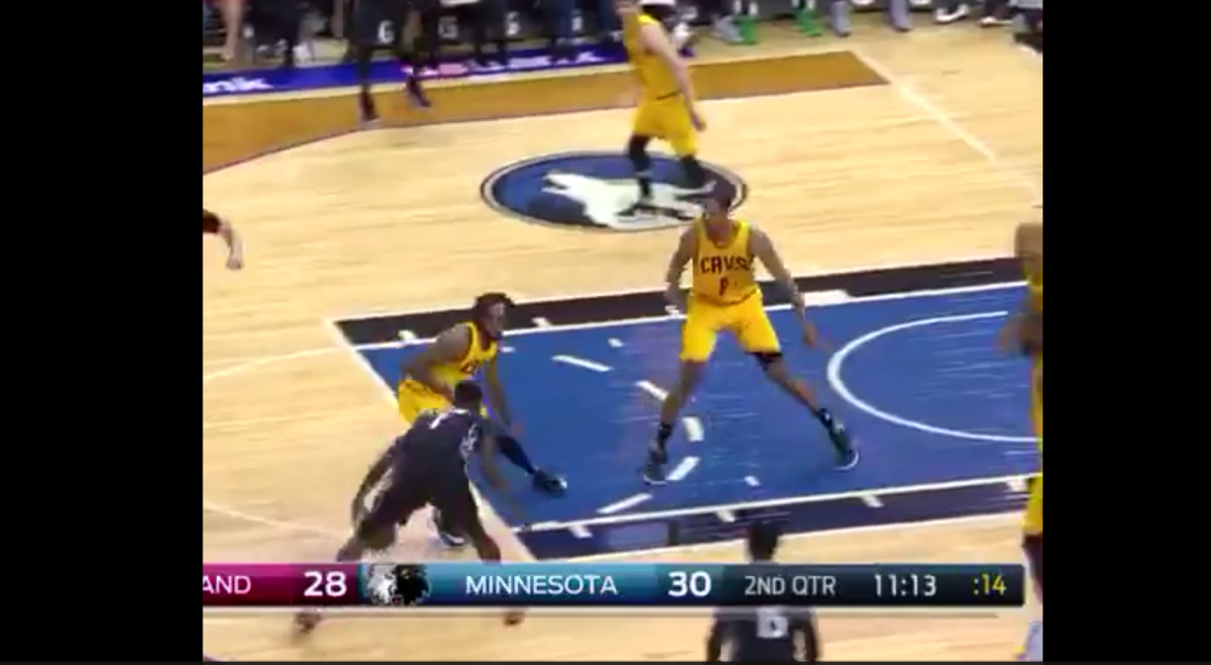 Lance Stephenson crosse Derrick Williams avant de se blesser