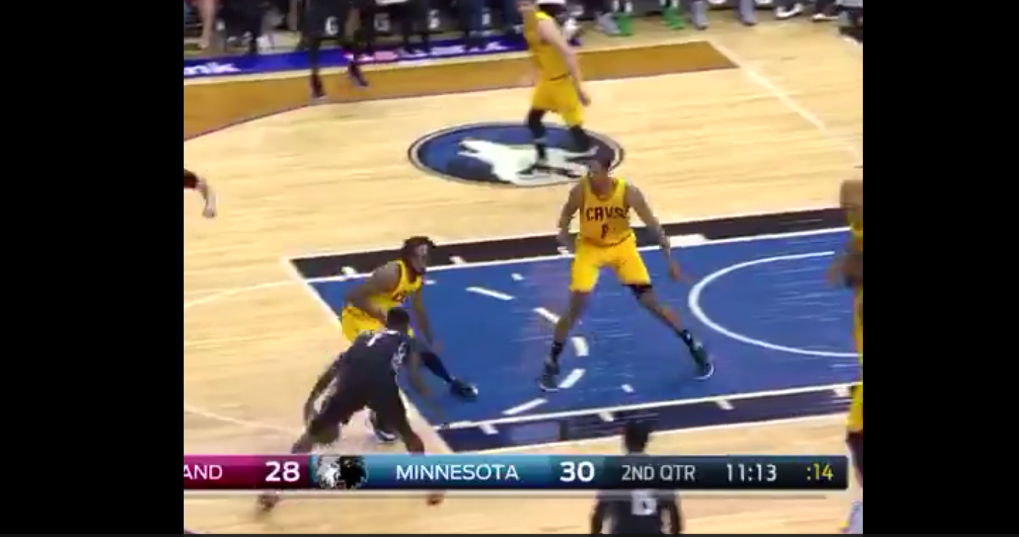 Lance Stephenson crosse Derrick Williams avant de se blesser