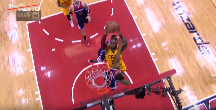 LeBron James postérise Markieff Morris à deux mains