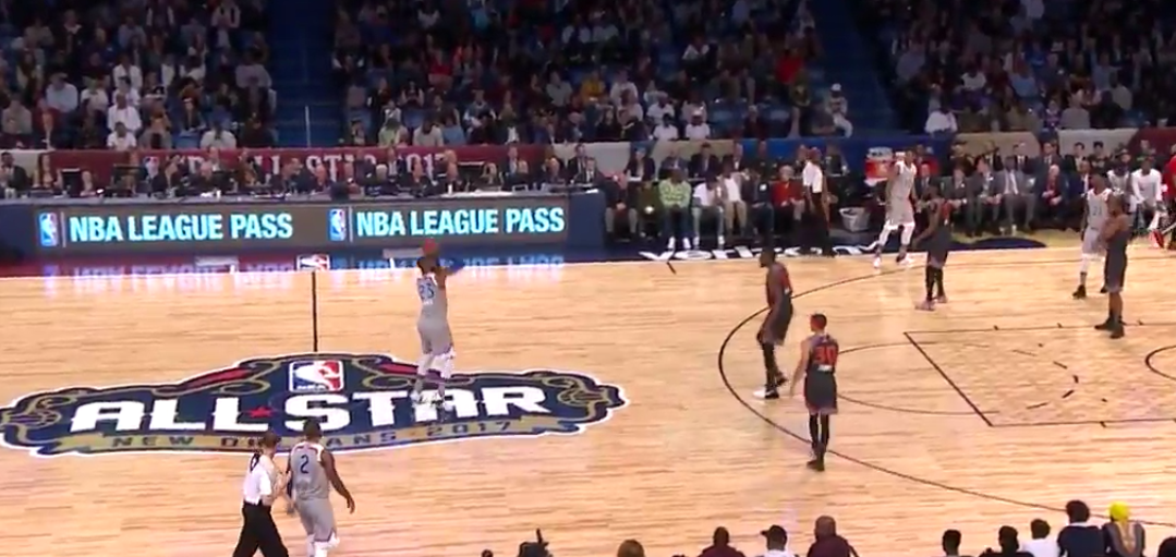 LeBron James imite Stephen Curry et marque depuis le logo !