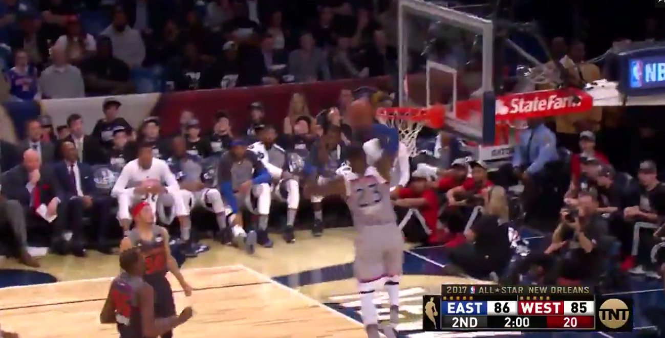 LeBron James claque un dunk qui aurait eu sa place au concours samedi !