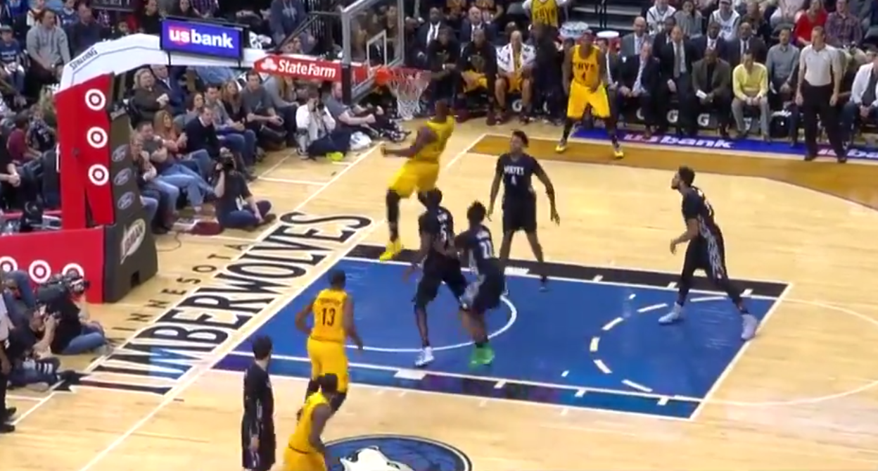 LeBron James claque deux énormes dunks contre les Wolves