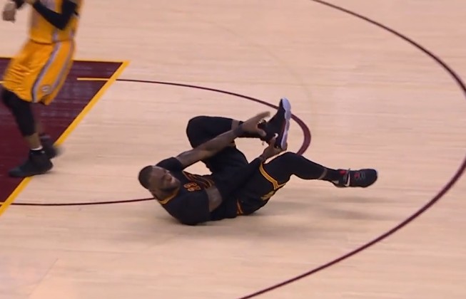 Frayeur : LeBron James touché à la cheville face aux Pacers