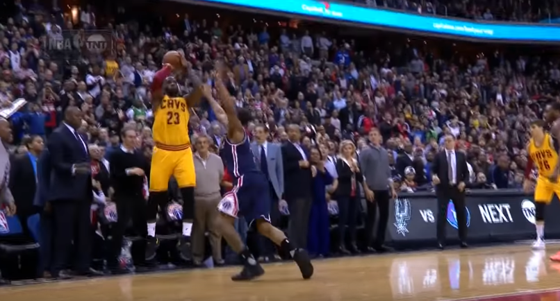 Super clutch, LeBron James plante le 3-points pour arracher l’OT au buzzer !