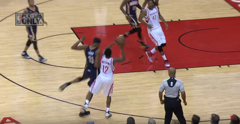 Tir impossible : Lou Williams avec la faute, avec la planche, à trois-points !