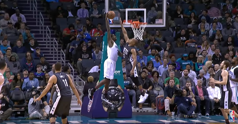 Marvin Williams fait une misère à Randy Foye