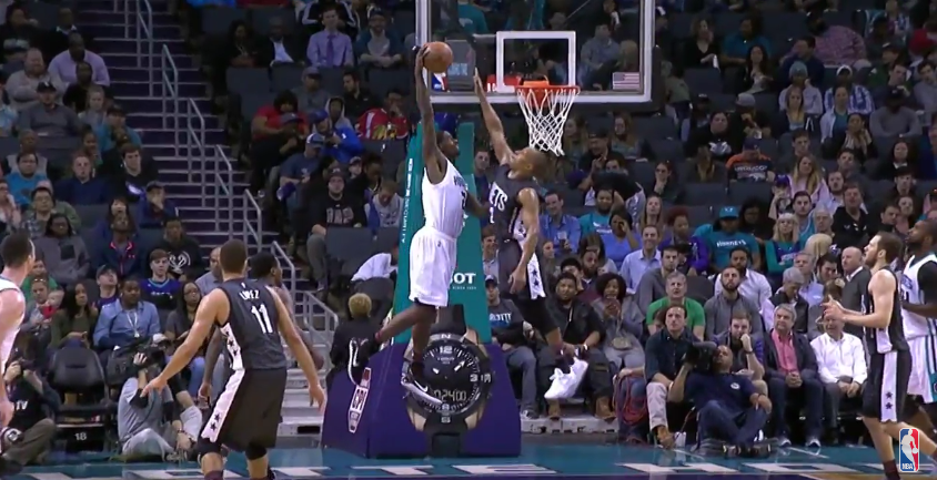 Top 5 : Marvin Williams détruit Randy Foye, fin de match folle à Dallas