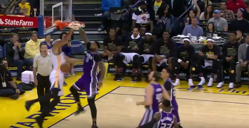 JaVale McGee dunke sur DeMarcus Cousins et montre ses muscles