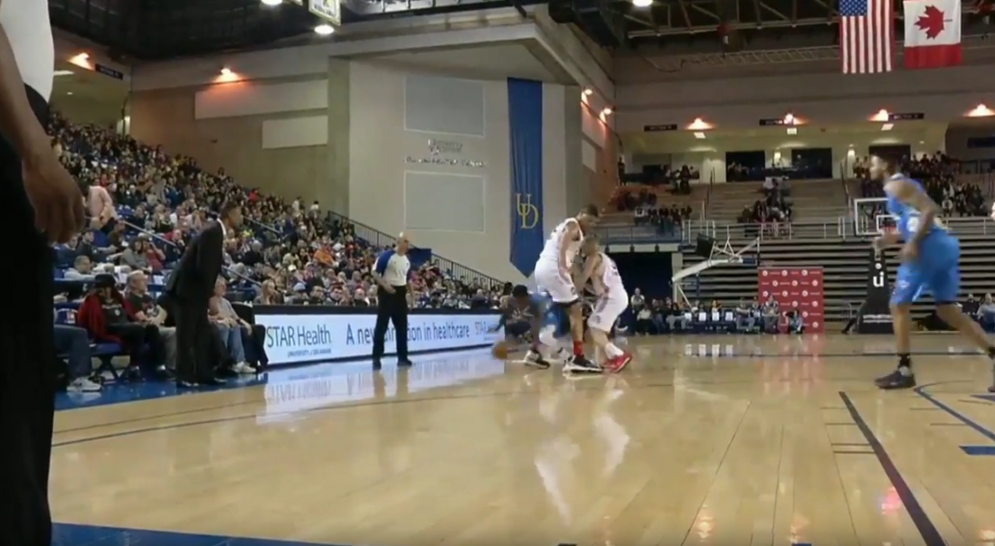 Dingue : Nate Robinson se faufile entre les jambes d’un défenseur !