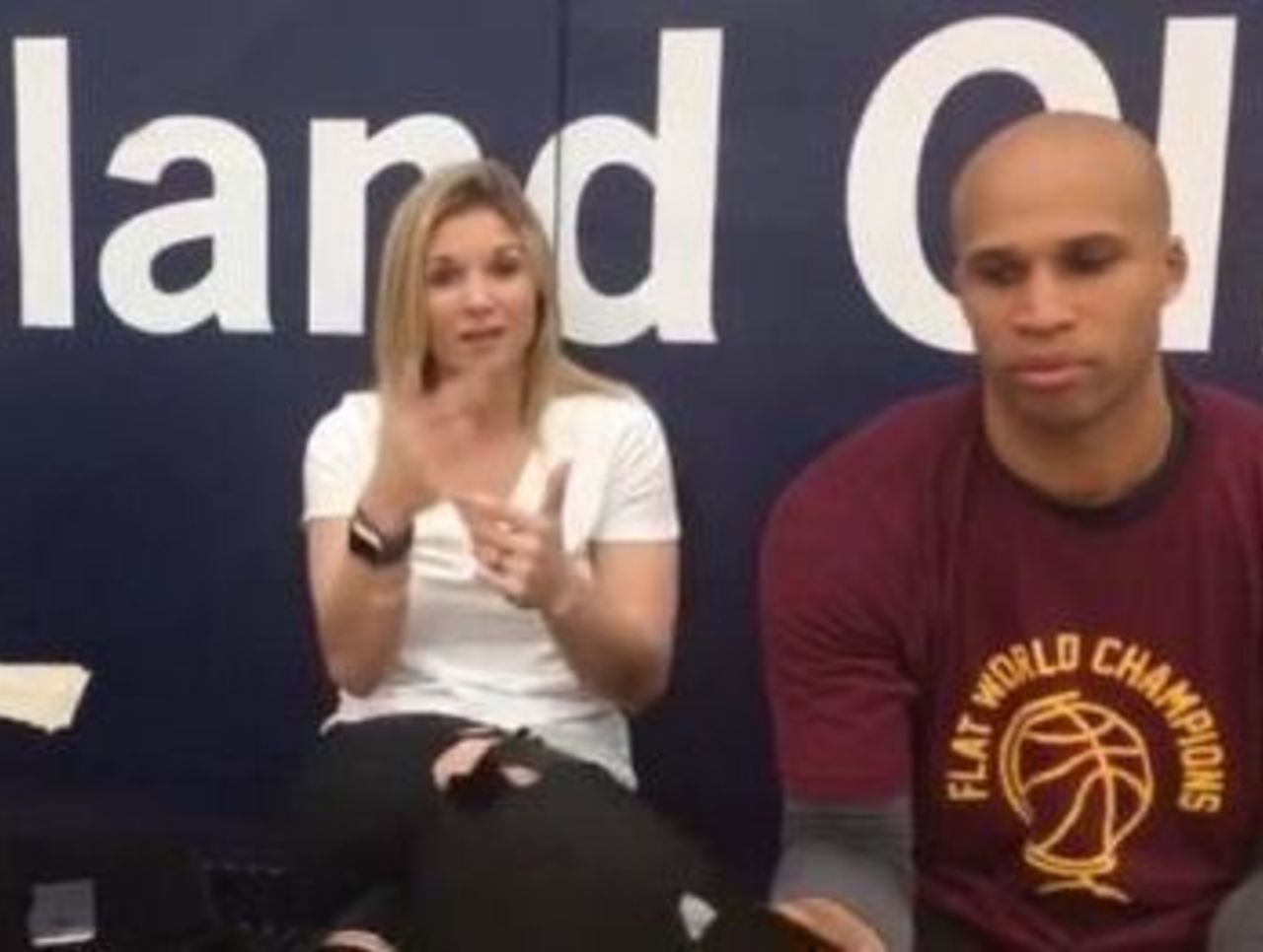 Richard Jefferson se pointe avec un t-shirt « champion du monde plat »