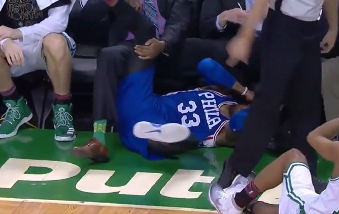 Aïe ! Robert Covington s’explose dans le banc des Celtics