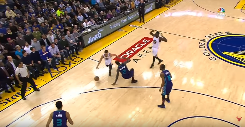 Sans pitié, Stephen Curry fait tomber Marvin Williams et lui shoote dessus