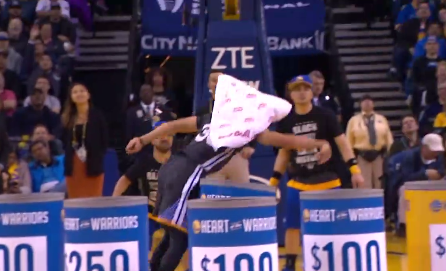 En plein temps mort, Stephen Curry fait gagner 5 000 dollars à une fan